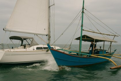 gegenereerde foto tussen aanvaring van trimaran en dufour