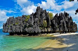 Typische bergrotsen in de buurt van El Nido