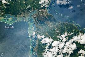 De Isthmus Taravao op Tahiti. mooie overzichtsfoto.