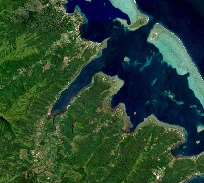 in de lange uitsgesneden baai, liggen we voor twee rivieren.