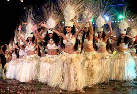 Danseressen onder begeleiding van trommels.