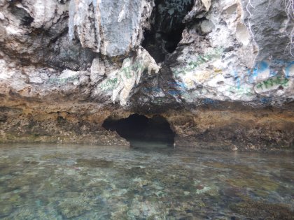 Spelonken in de gestolde lava.