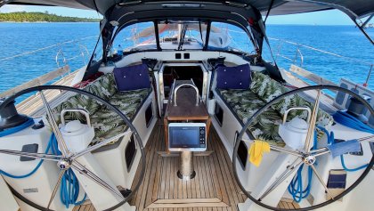 verbinding tussen twee stuurwielen onderdeks.