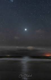 Venus, met lichtschijnsel in het water.