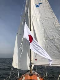 Solo, zeilen naar verre horizon