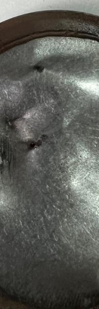 Detailfoto van het lekke dekseltje van de motor.