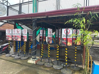 Zelfs de verbodsborden zetten ze droog