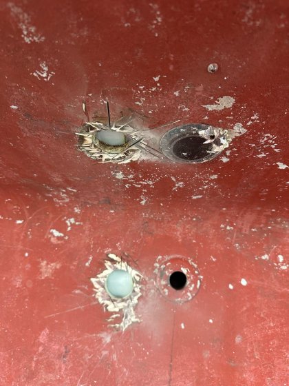 polyester om deze gaten te repareren.